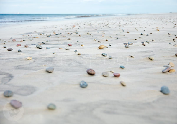 Postkarte "Steinchen im Strandsand"