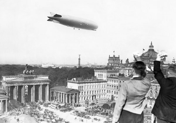 Postkarte "Adlon grüßt Zeppelin"