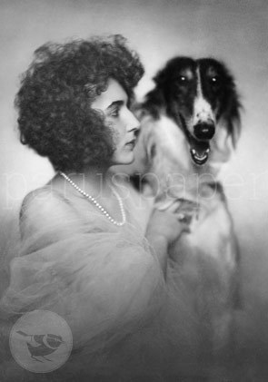 Postkarte "Frau Kranz mit Windhund"